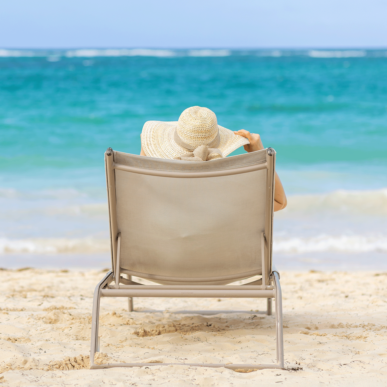Relax on a sandy beach under a clear sky, as Seaside Orchid: Coastal Scented Summer Candle (18 oz) by Tuscany Candle® SEASONAL fills the air with refreshing ocean-inspired fragrance.