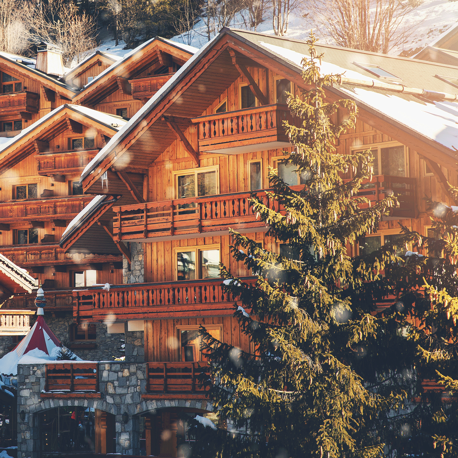 Create a cozy holiday retreat with the Tuscany Candle® SEASONAL Vintage Ski Lodge Scented Holiday Candle (14 oz)—perfect for filling alpine chalets surrounded by snowy pines with inviting fragrance and winter charm.