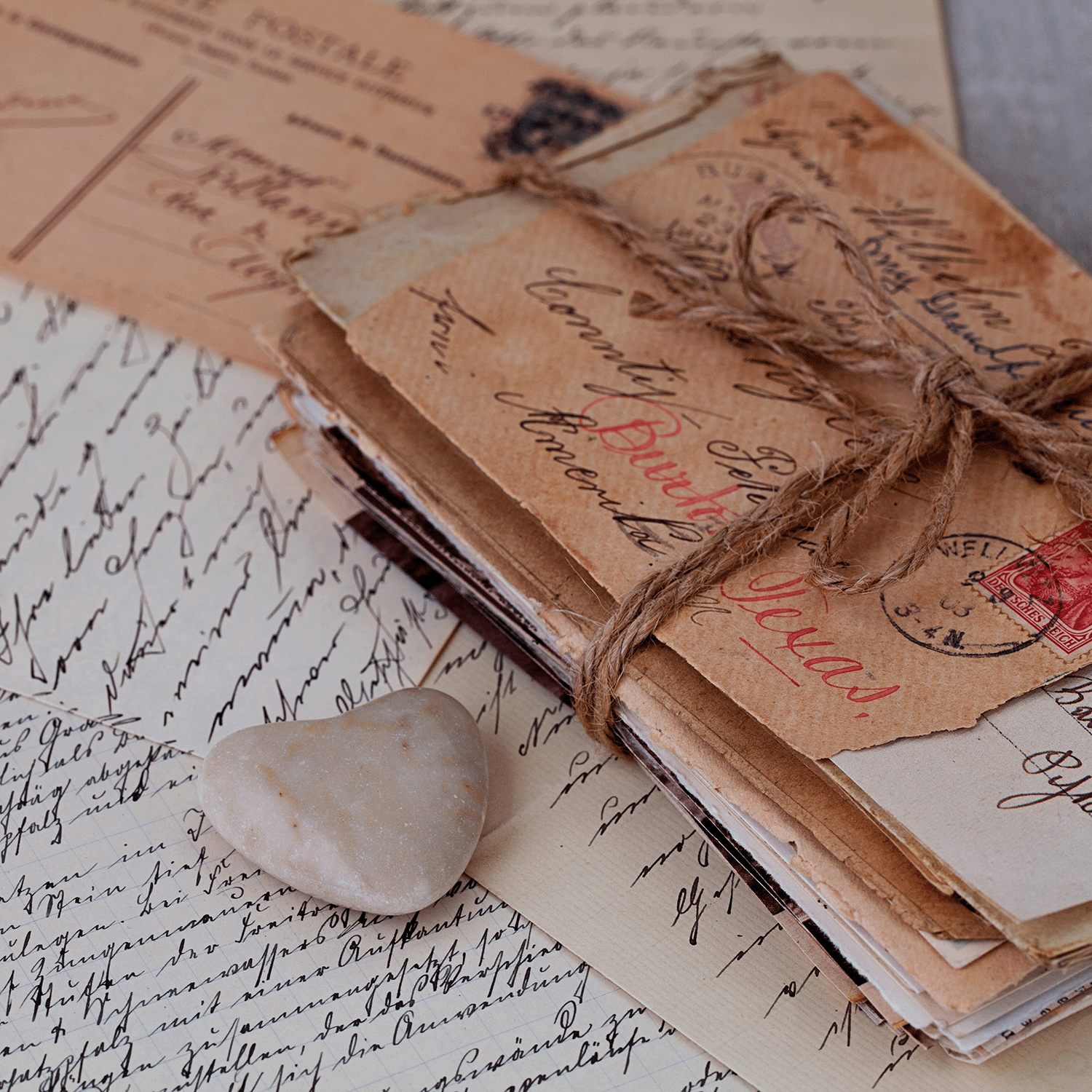 The Tuscany Candle® SEASONAL Love Notes: Spiced Sandalwood Scented Valentine's Wax Melt (2.5 oz) evokes the charm of vintage letters on handwritten pages, paired with a heart-shaped stone for a cozy, romantic touch.