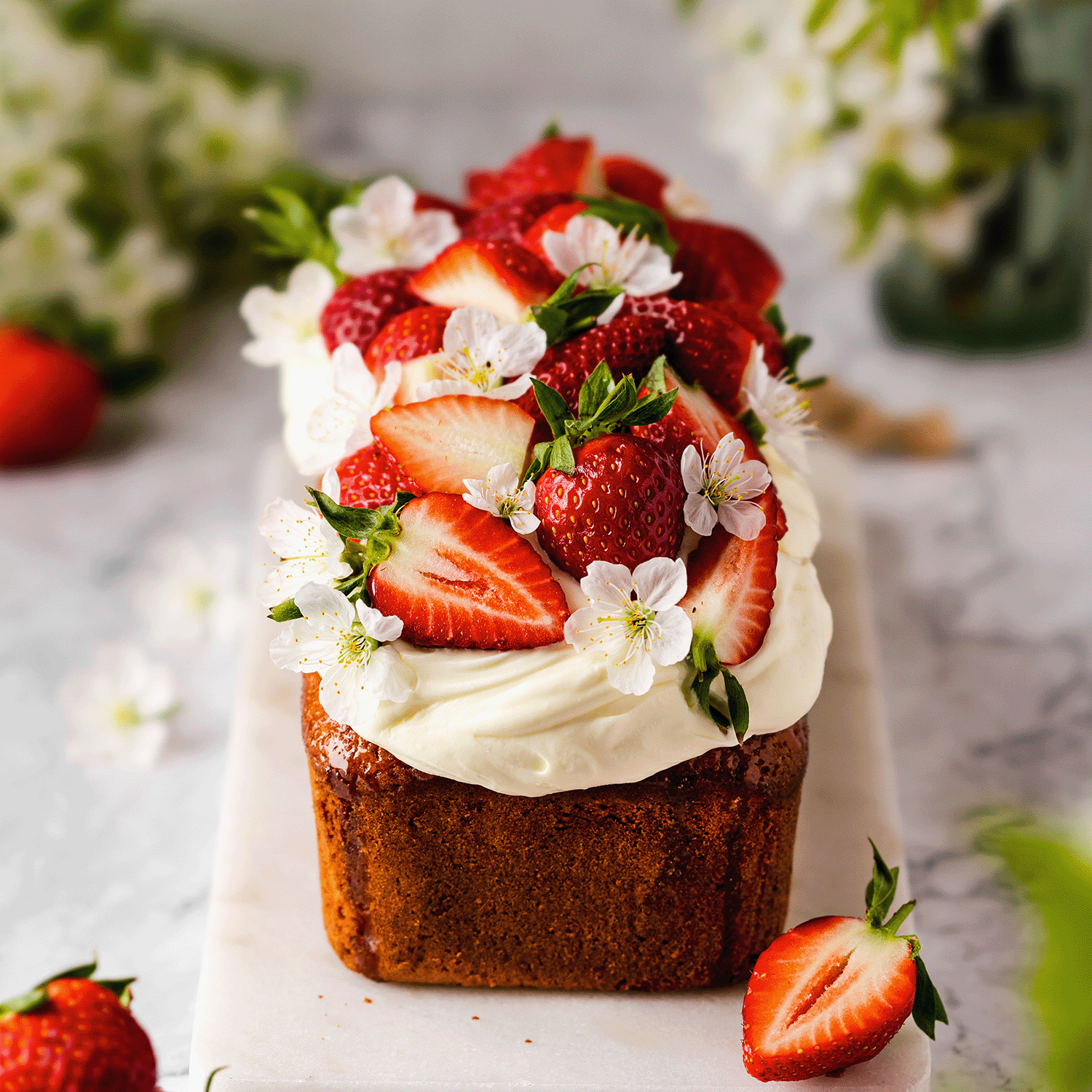 Inspired by bakery treats, the Tuscany Candle® SEASONAL Strawberry Shortcake: Vanilla & Whipped Cream Scented Spring Candle (14 oz) captures the aroma of strawberry shortcake with hints of vanilla, whipped cream, and spring florals.