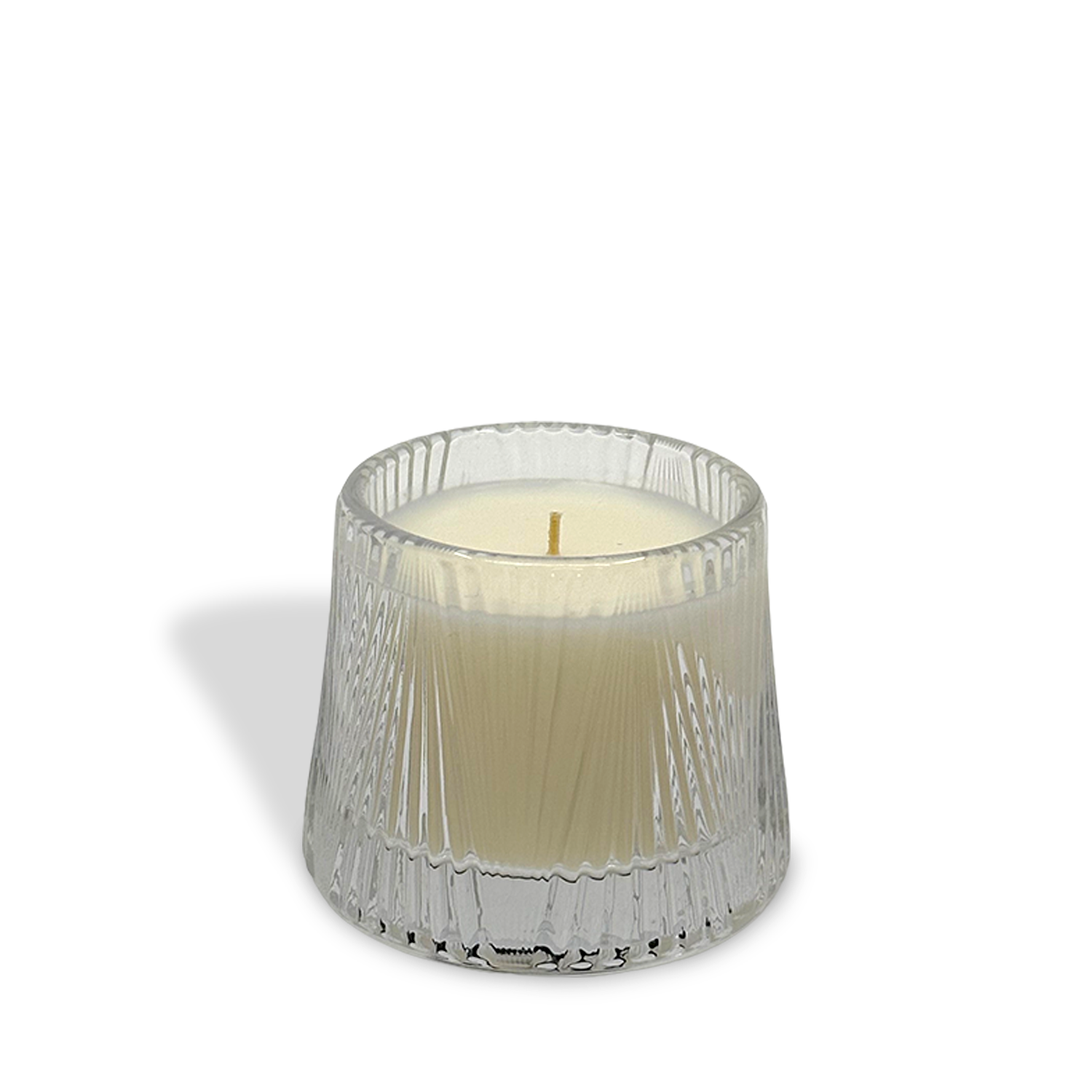 The est.1951 Linen & Pomelo Grove (4oz) single-wick candle in a glass holder offers a refreshing coastal scent, making it perfect for adding a breezy vibe to any room.